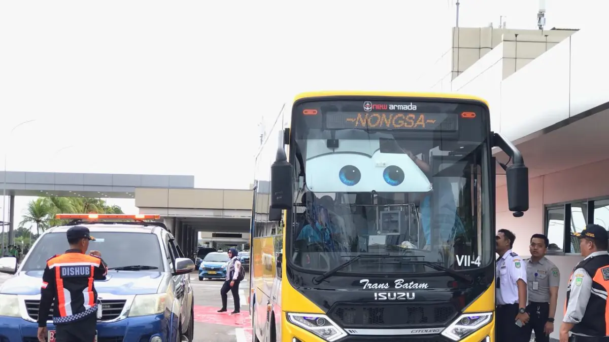 Bus Trans Batam saat peluncuran rute baru menuju Bandara Internasional Hang Nadim, Senin (29/6). Foto: M. Sya