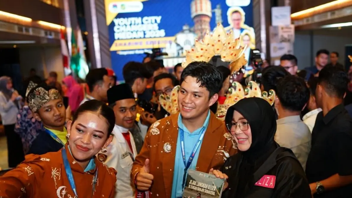 Duta Wisata Encik dan Puan Kota Batam 2026, Arya Saputra (tengah) dan Dina Hulbi Aulia (kiri),  mewakili Batam dalam ajang Youth City Changers (YCC) 2026 di Medan, 28–30 Juni. F. Disbudpar untuk Batam Pos 