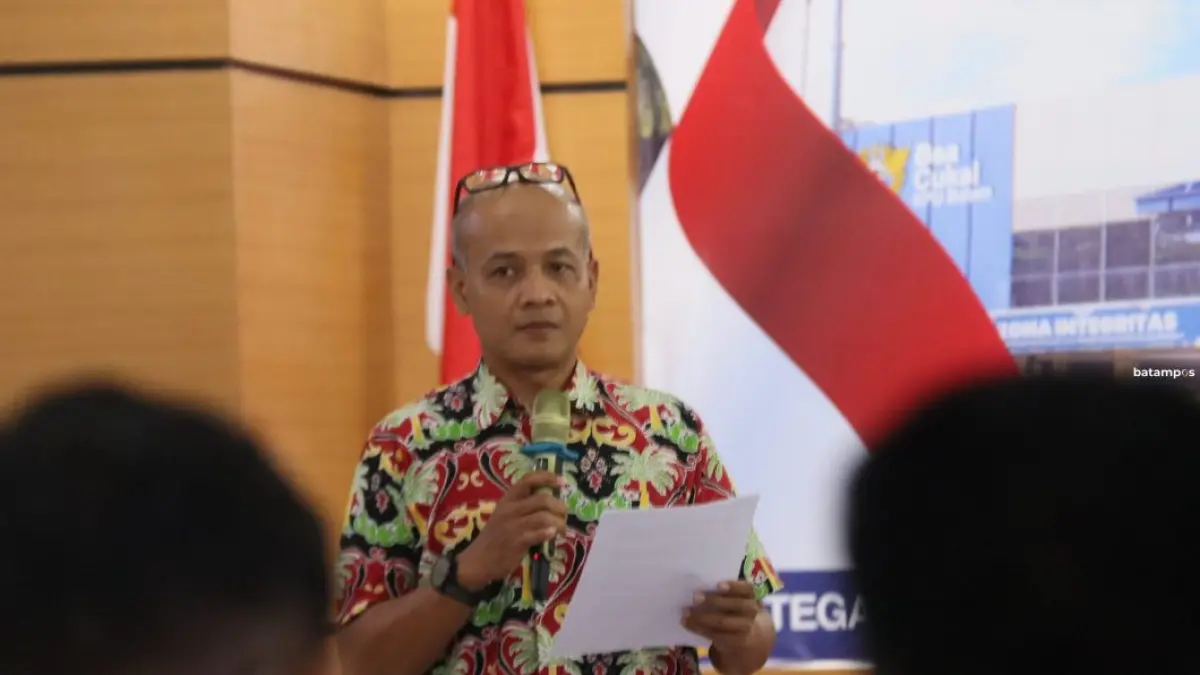 Kepala Bidang Bimbingan Kepatuhan dan Layanan Informasi (Kabid BKLI ) Bea Cukai Batam Setiawan Rosyidi memberikan pemaparan capaian kinerja semester 1 2026 di kantor Bea Cukai Batam, Jumat (26/6). F.Cecep Mulyana/Batam Pos
