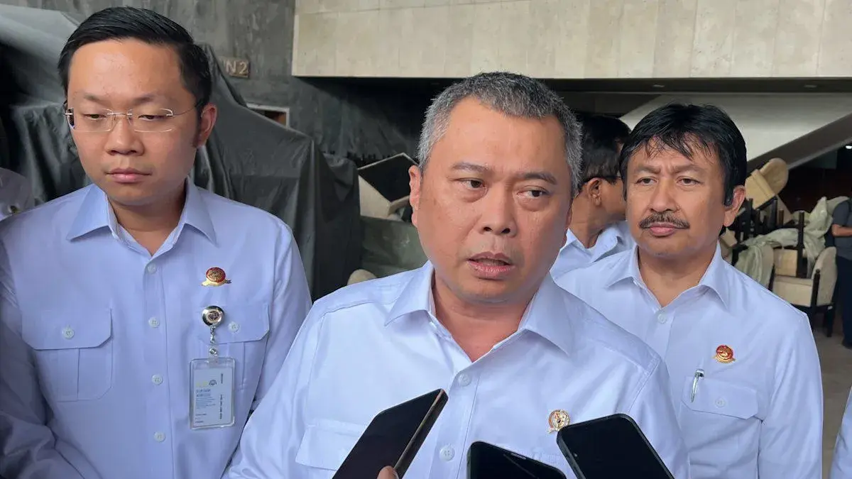 Menteri Perhubungan (Menhub) Dudy Purwagandhi (tengah) menjawab pertanyaan awak media di Jakarta. ANTARA/Harianto