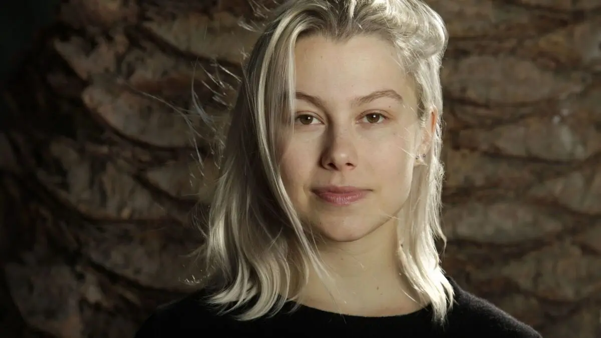 Phoebe Bridgers kembali dengan single baru Lost Boys. (x.com/PopBase)