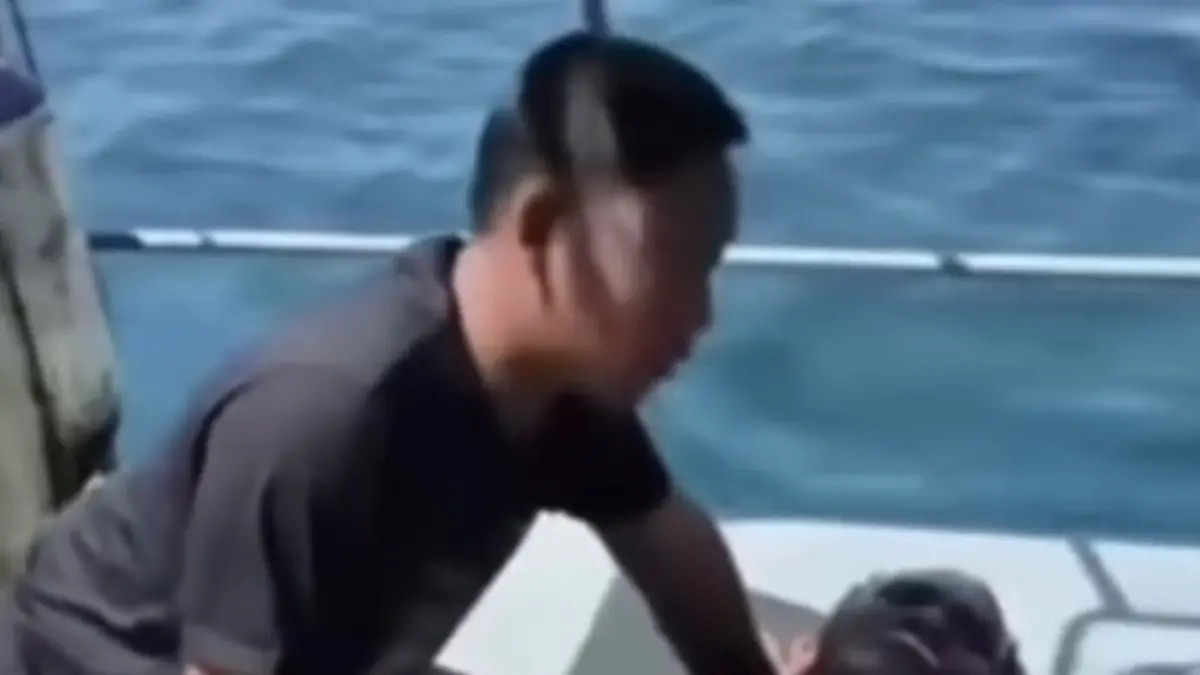 Tim PSDKP Natuna menyelamatkan satu ABK korban selamat MV Ocean 3. F tangkapan layar