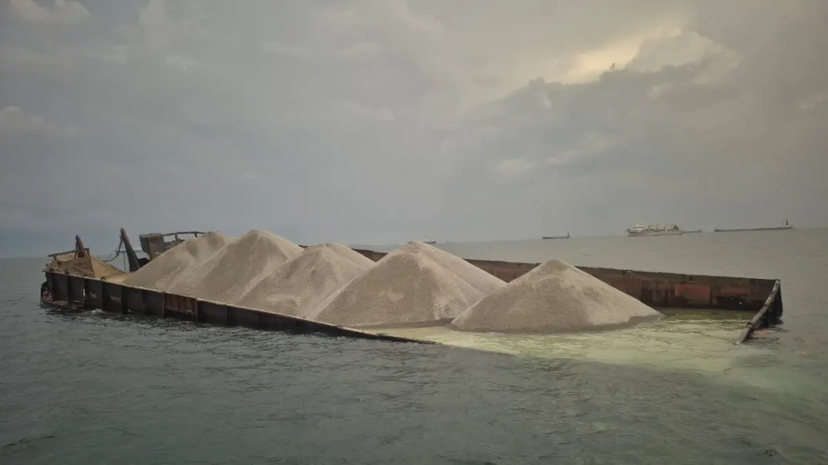 Tongkang Granit terbalik, seluruh ABK selamat.