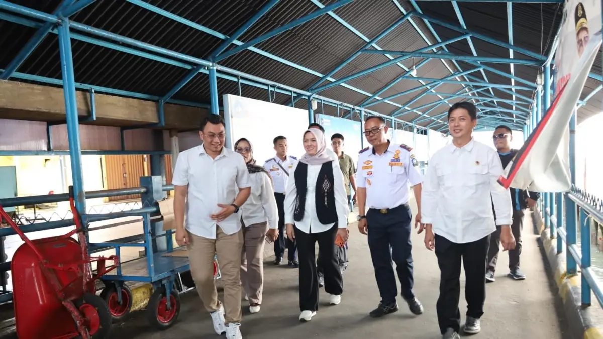 Wakil Bupati Bintan, Deby Maryanti meninjau Pelabuhan Bulang Linggi, Tanjunguban, usai penyerahan secara simbolis pada Sabtu (27/6/2026). F. Mohd Insan Amin untuk Batam Pos