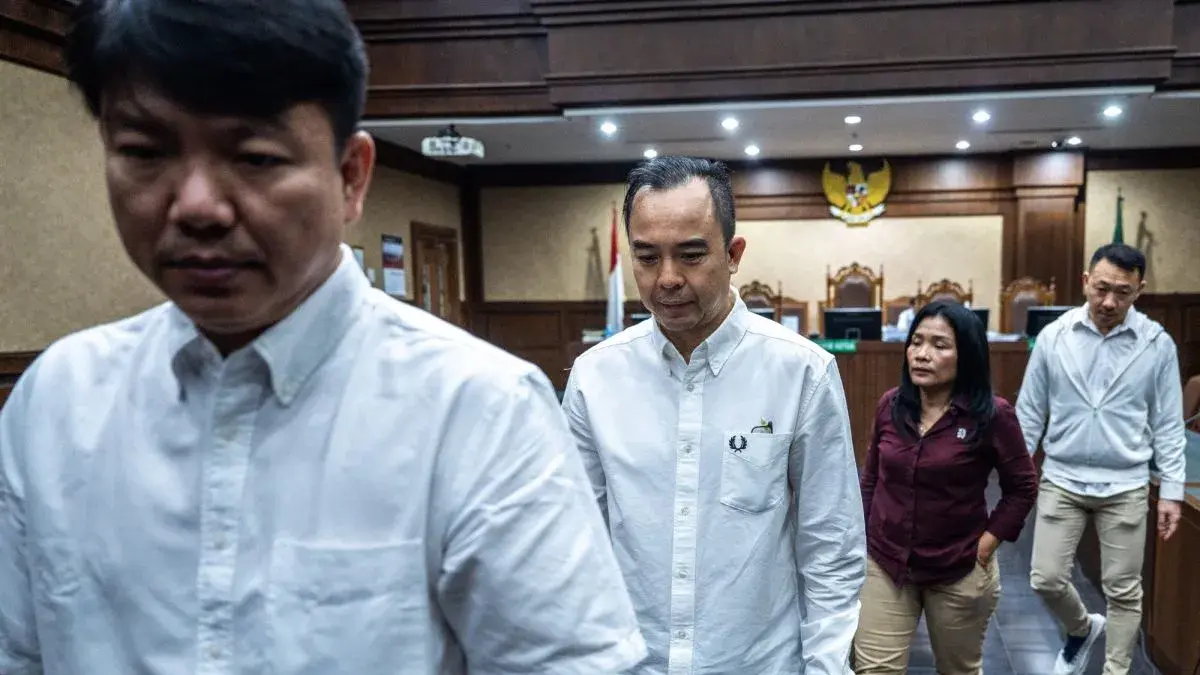 Terdakwa kasus dugaan suap kepada sejumlah pejabat di Direktorat Jenderal Bea dan Cukai Kementerian Keuangan John Field (keuda kiri), Dedy Kurniawan (kiri) dan Andri (kanan) berjalan keluar usa sidang pembacaan tuntutan di Pengadilan Tipikor, Jakarta, Senin (22/6/2026).  ANTARA FOTO/Bayu Pratama S/foc.