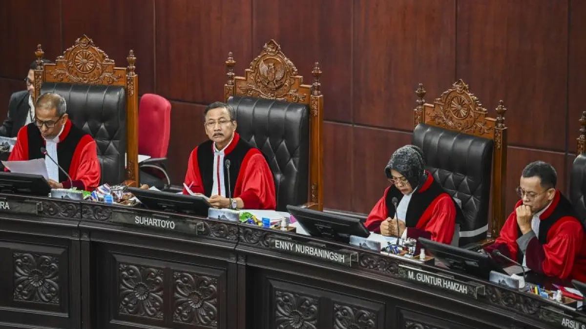 Ketua Mahkamah Konstitusi (MK) Suhartoyo (kedua kiri) didampingi Wakil Ketua MK Saldi Isra (kiri), Hakim Konstitusi Enny Nurbaningsih (kedua kanan) dan M. Guntur Hamzah (kanan), memimpin sidang pengucapan putusan uji materiil undang-undang (UU) di Gedung Mahkamah Konstitusi, Jakarta, Senin (29/6/2026).  ANTARA FOTO/Galih Pradipta/agr
