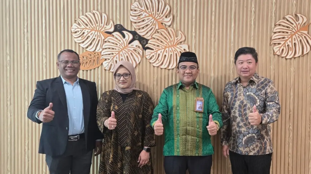Visitasi lapangan dalam rangka finalisasi perizinan kementerian bersama para dosen Poltevara. Dar kiri, Dr. Ir. Fandy Iood (Direktur POLTEVARA); Tim Direktorat Kelembagaan Ditjen Diktiristek Kemendikbudristek, Leyla Nadia; .Kepala LLDIKTI Wilayah XVII, Dr. H. Nopriadi, SKM, M.Kes; dan Ketua Yayasan Puri Global Sukses, Eko Saputro Wijaya. Foto: Istimewa