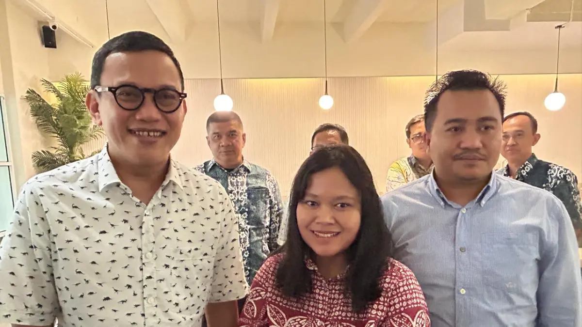 Ketua Umum IKA Undip yang juga Kepala Barantin dan Mantan Menteri PPMI, Abdul Kadir Karding saat kunjungannya ke Batam memberikan dukungan kepada Lidiawati Siadari, Kepala Sekolah Playgroup Djuwita didampingi kuasa hukum Leo Halawa saat ditemui di Batamcenter, Selasa (30/6/2026). F Chahaya Simanjuntak/Batam Pos