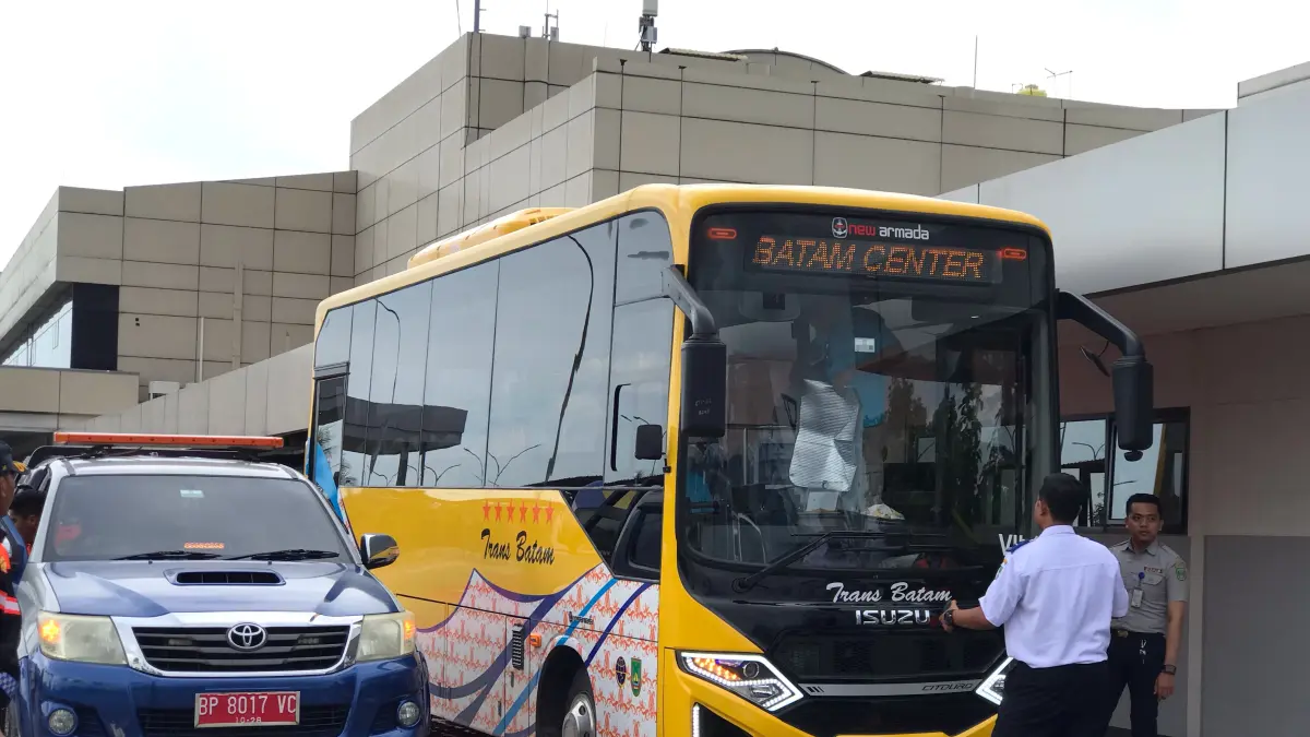 Bus Trans Batam saat peluncuran rute baru menuju Bandara Internasional Hang Nadim, Senin (29/6). Foto: M. Sya