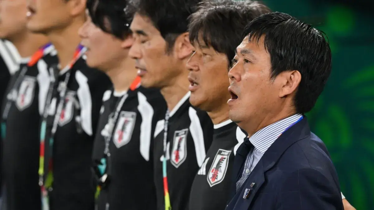 Pelatih Timnas Jepang Hajime Moriyasu (kanan) menyanyikan lagu kebangsaannya sebelum menghadapi Timnas Tunisia dalam pertandingan Grup F Piala Dunia 2026 di di Stadion Monterrey, Guadalupe, Meksiko, Sabtu (20/6/2026) waktu setempat. ANTARA FOTO/Aditya Pradana Putra/YU