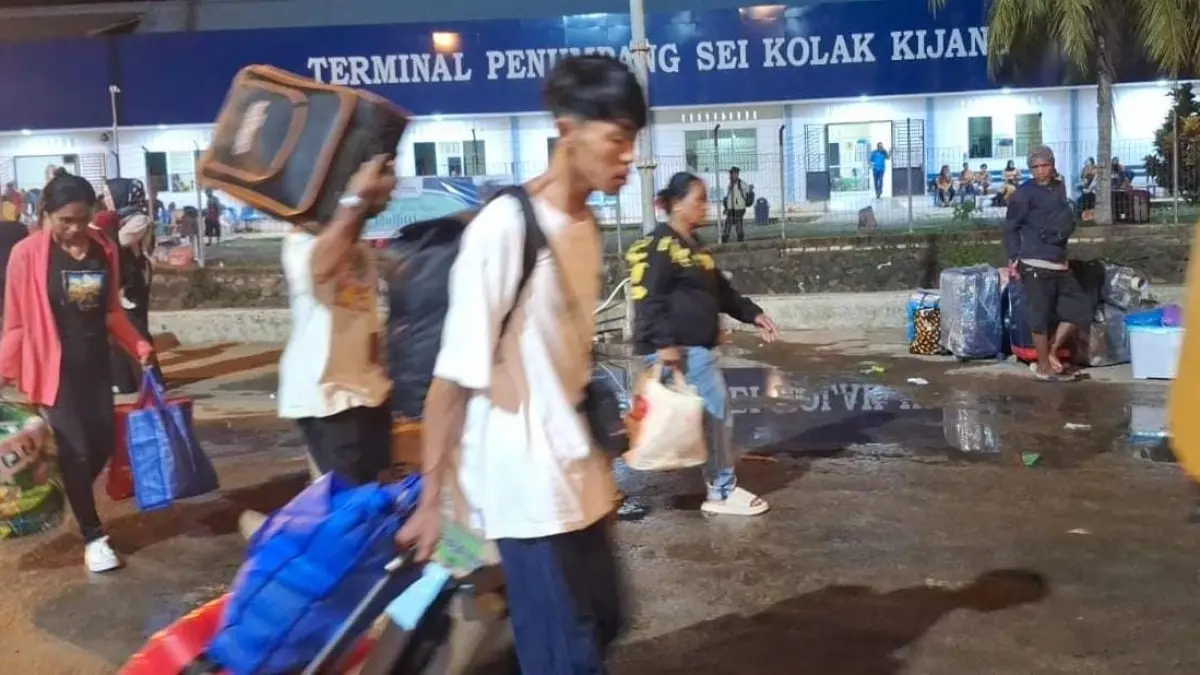 Calon penumpang kapal Pelni saat hendak naik kapal di Pelabuhan Sei Kolak, Kijang, Kecamatan Bintan Timur, beberapa waktu lalu. F.Dolah untuk Batam Pos