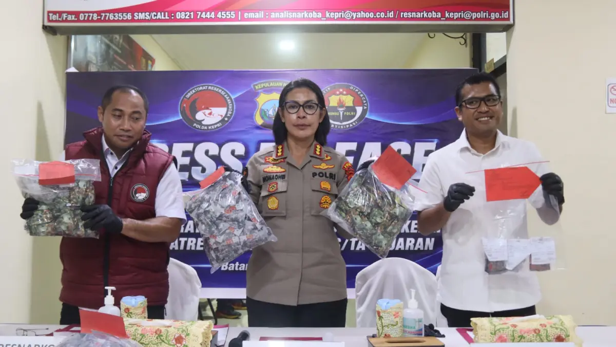Dirresnarkoba Polda Kepri Kombes Pol. Suyono bersama Kabid Humas Polda Kepri Kombes Nona Procilia Ohei, dan Kasubdit memberikan keterangan pengungkapan kasus tindak pidana narkotika saat ekspos di Mapolda Kepri, Selasa (30/6). F Cecep Mulyana/Batam Pos