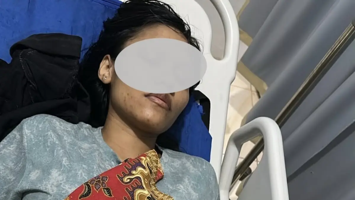 HYL,23, dalam perawatan dengan tangan terborgol. Ia merupakan ibu biologis bayi yang ditemukan tewas dalam karung di terowongan Pelita, Jalan Yos Sudarso, Lubukbaja beberapa waktu lalu. F Ist untuk Batam Pos