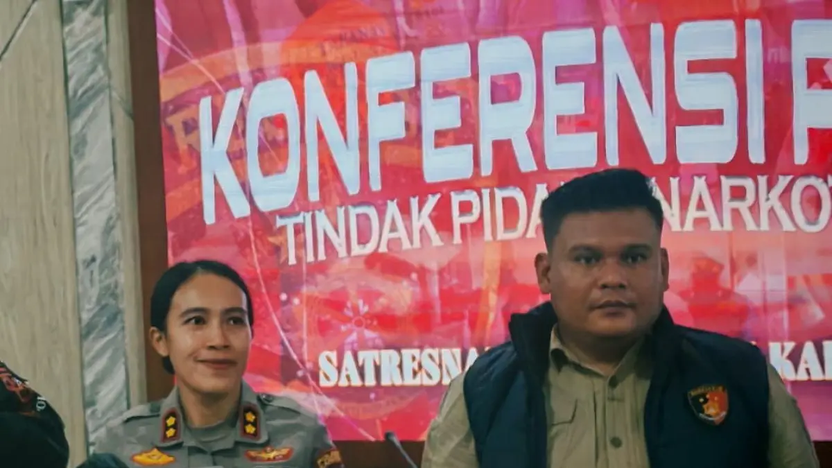 Kapolres Karimun, AKBP Yunita Stevani dan Kasat Resnarkoba Polres Karimun, AKP Haris Baltasar Nasution menunjukkan barang bukti narkotika jenis sabu asal Malaysia dalam pengungkapan di Mapolres Karimun, Selasa (30/6/2026). F Sandi Pramosinto/Batam Pos