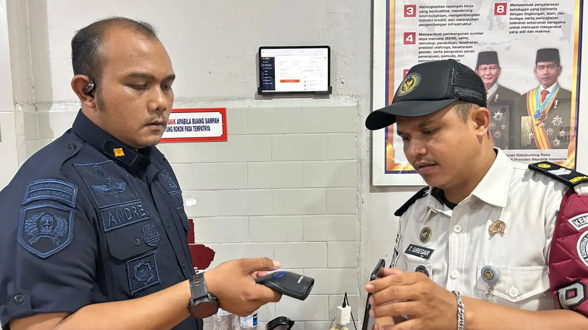 Kepala Kesatuan Pengamanan Lembaga Pemasyarakatan (KPLP) Kelas IIA Batam, Andre Silalahi melakukan pemeriksaan ponsel petugas. F.Andre untuk Batam Pos