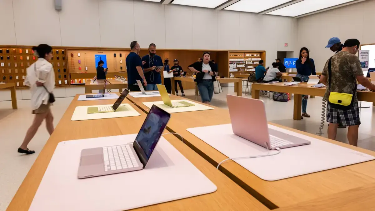 Lonjakan biaya cip memori yang memaksa Apple menaikkan harga MacBook dan iPad (Financial Times)