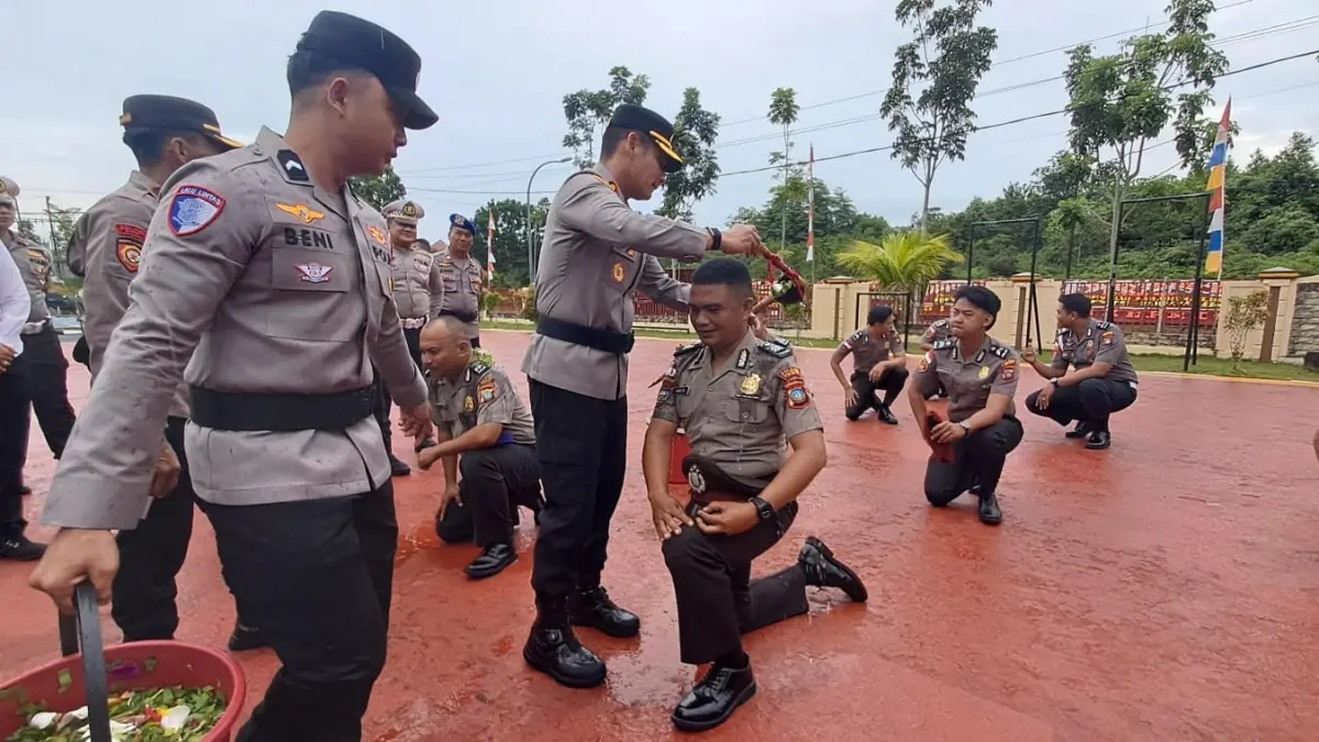 Personel yang menerima kenaikan pangkat satu tingkat menjalani tradisi mandi kembang di halaman Mapolres Bintan, Bintan Buyu, Selasa (30/6/2026). F.Slamet Nofasusanto/Batam Pos
