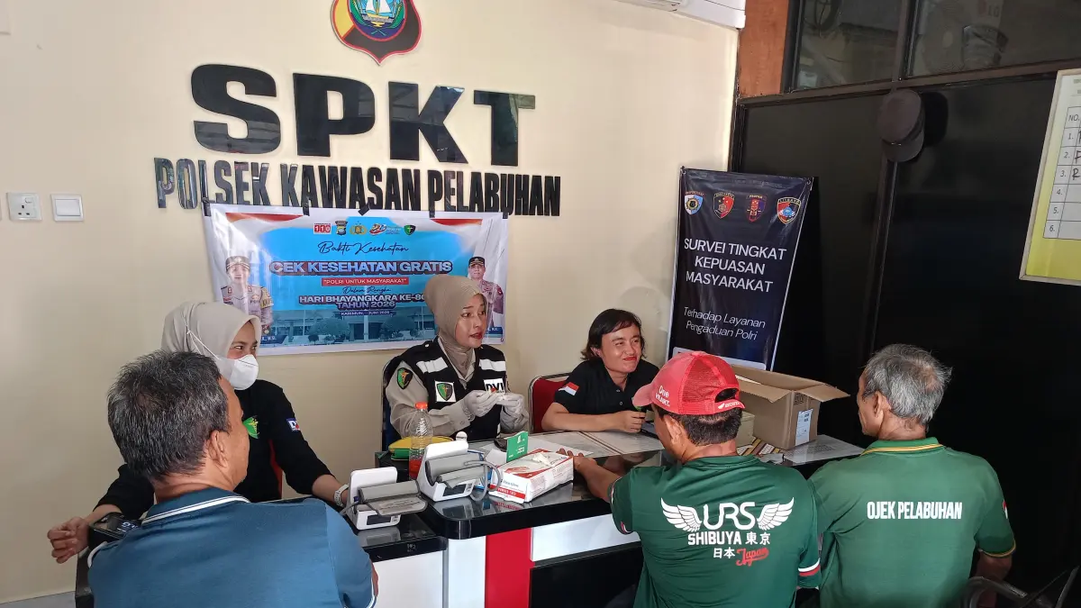 Petugas Siedokkes Polres Karimun melayani masyarakat di Mapolsek Kawasan Pelabuhan dalam bakti kesehatan gratis menyambut Hari Bhayangkara. F Sandi Pramosinto/Batam Pos