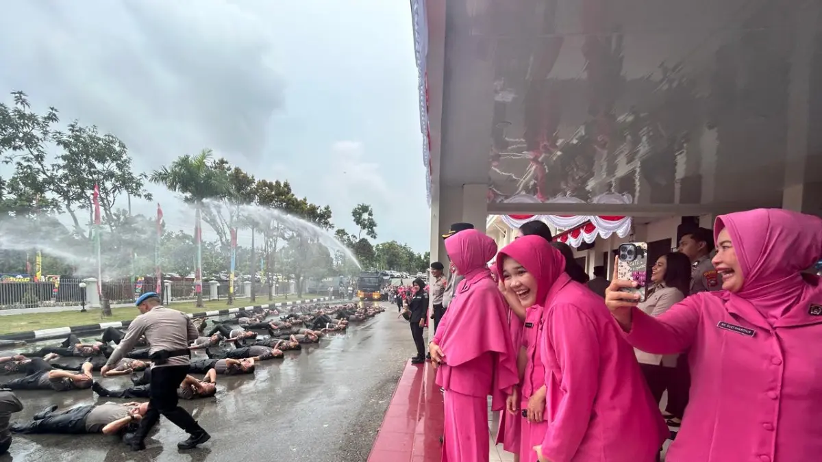 Sebanyak 89 personel Polresta Barelang yang mendapat kenaikan pangkat menjalani prosesi siram menggunakan water canon di halaman Mapolresta Barelang, Baloi, Selasa (30/6/2026) sore. F Chahaya Simanjuntak/Batam Pos