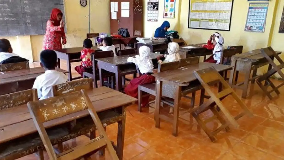 Seorang Guru Sekolah Dasar (SD) saat sedang mengajar anak didiknya di kelas.(Istimewa)