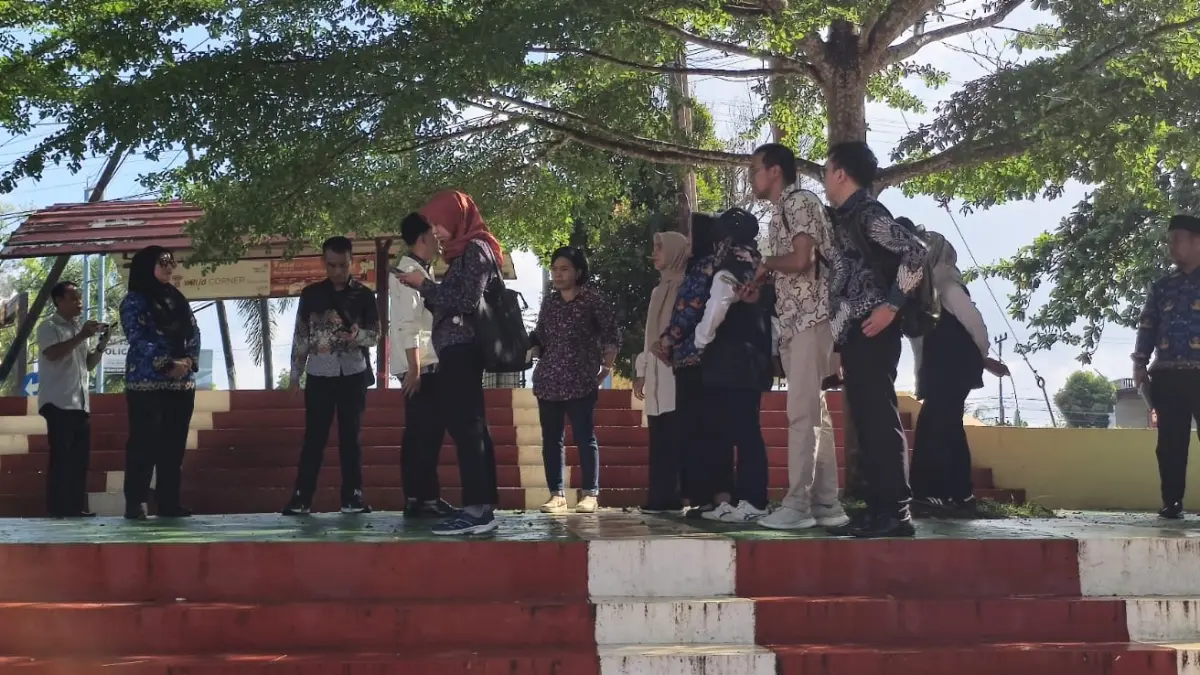 Tim gabungan yang terdiri dari DPKP Kepri, BPKP Pusat, PT Antam, dan Dinas PU Kabupaten Bintan turun mengecek lokasi pembangunan Proyek Taman Kota Kijang yang dihentikan sementara, karena keberatan PT Antam, Rabu (17/6) lalu. F. Dinas Perkim Kepri