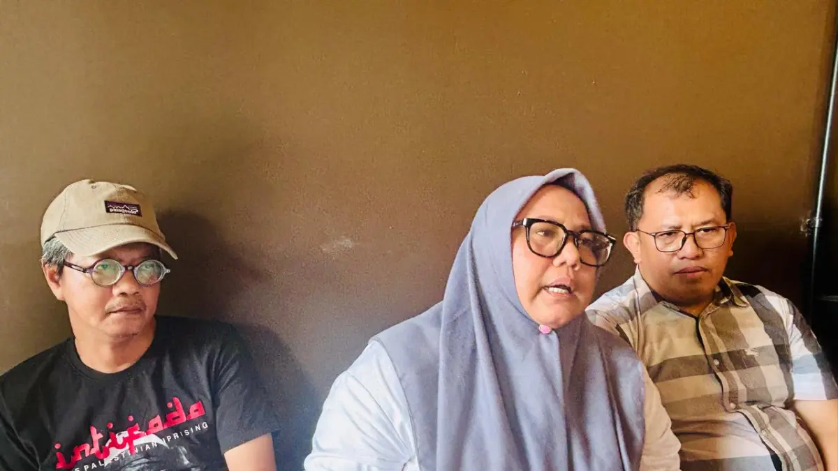 Ki-ka: Perwakilan dewan juri S Widodo, Ketua IJTI Kepri Gusti Yennosa, dan Ketua Bidang Hukum IJTI Kepri Agus Siswanto Siagian saat memberikan keterangan pers terkait pengumuman pemenang Lomba Jurnalistik 3 kategori HUT Bhayangkara ke-80 di kawasan Batamcenter, Rabu (1/7/2026). F Chahaya Simanjuntak/Batam Pos