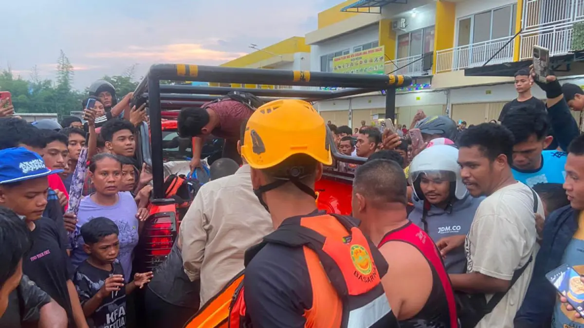 Personel gabungan mengevakuasi korban yang hanyut terseret arus parit saat bermain hujan di Kelurahan Kabil, Kecamatan Nongsa, Batam, Rabu (1/7). Peristiwa tersebut menjadi pengingat agar masyarakat meningkatkan kewaspadaan terhadap derasnya arus drainase saat hujan.   F Yashinta / Batam Pos