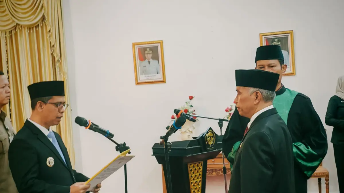 Bupati Karimun melantik dan mengambil sumpah Sularno sebagai Pj Sekda di Karimun, Rabu (1/7/2026). F Sandi Pramosinto/Batam Pos