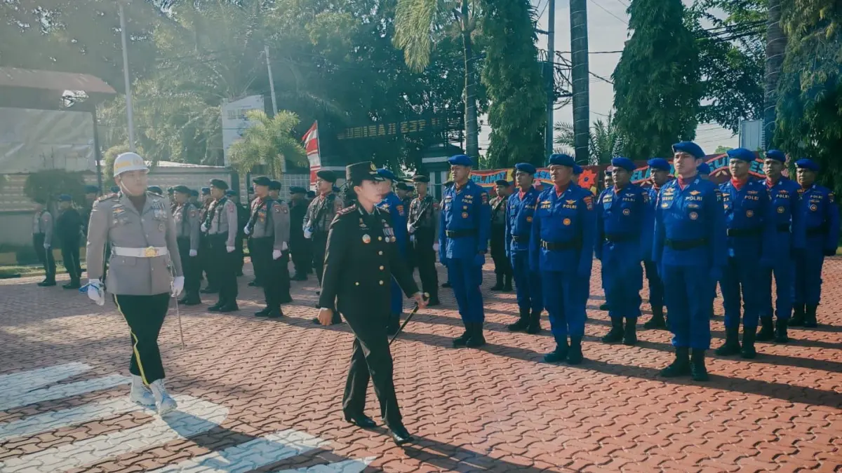 Kapolres Karimun, AKBP Yunita Stevani melakukan pemeriksaan pasukan saat Upacara HUT ke-80 Bhayangkara di Mapolres Karimun. F Sandi Pramosinto/Batam Pos
