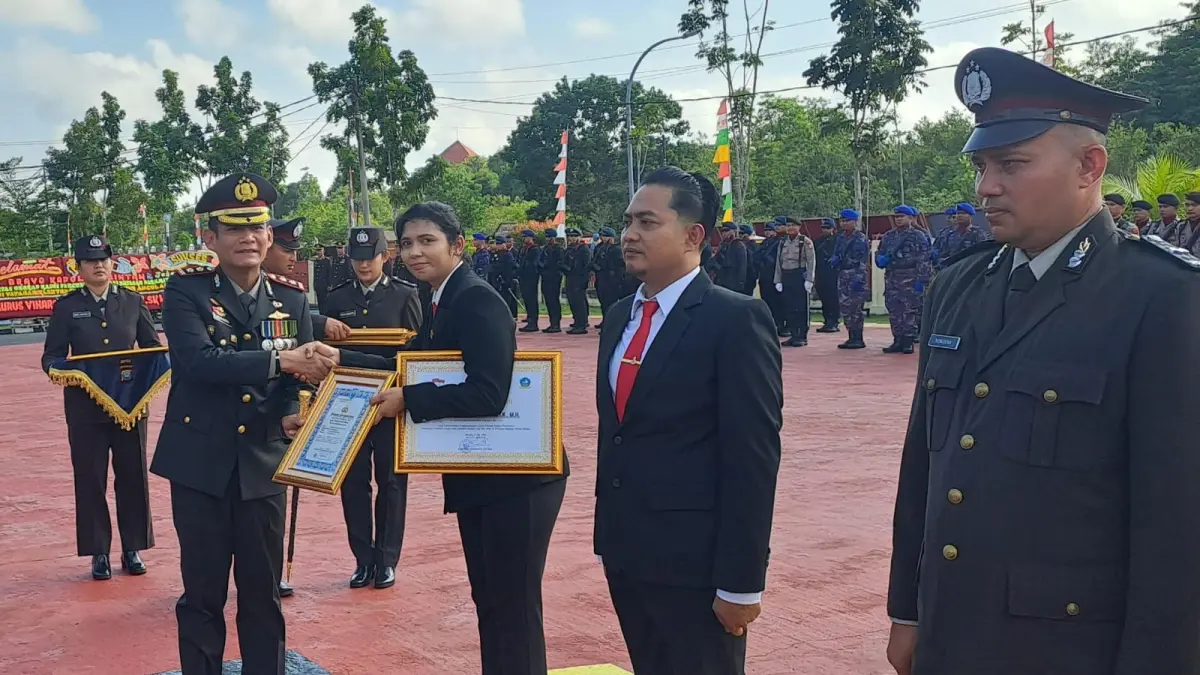 Kasatresnarkoba Polres Bintan, Iptu Reka Geofanni menerima penghargaan langsung dari Kapolres Bintan, AKBP Argya Satrya Bhawana di Halaman Mapolres Bintan, Bintan Buyu, Rabu (1/7/2026). F.Slamet Nofasusanto/Batam Pos