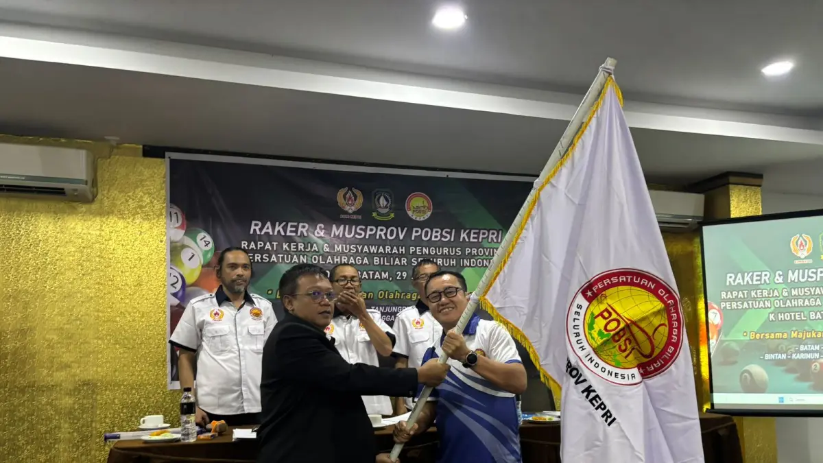 Ketua POBSI Kepri yang baru, Dicky Indramulyawan menerima Petaka dari Ketua POBSI Kepri periode sebelumnya. F Yashinta/Batam Pos