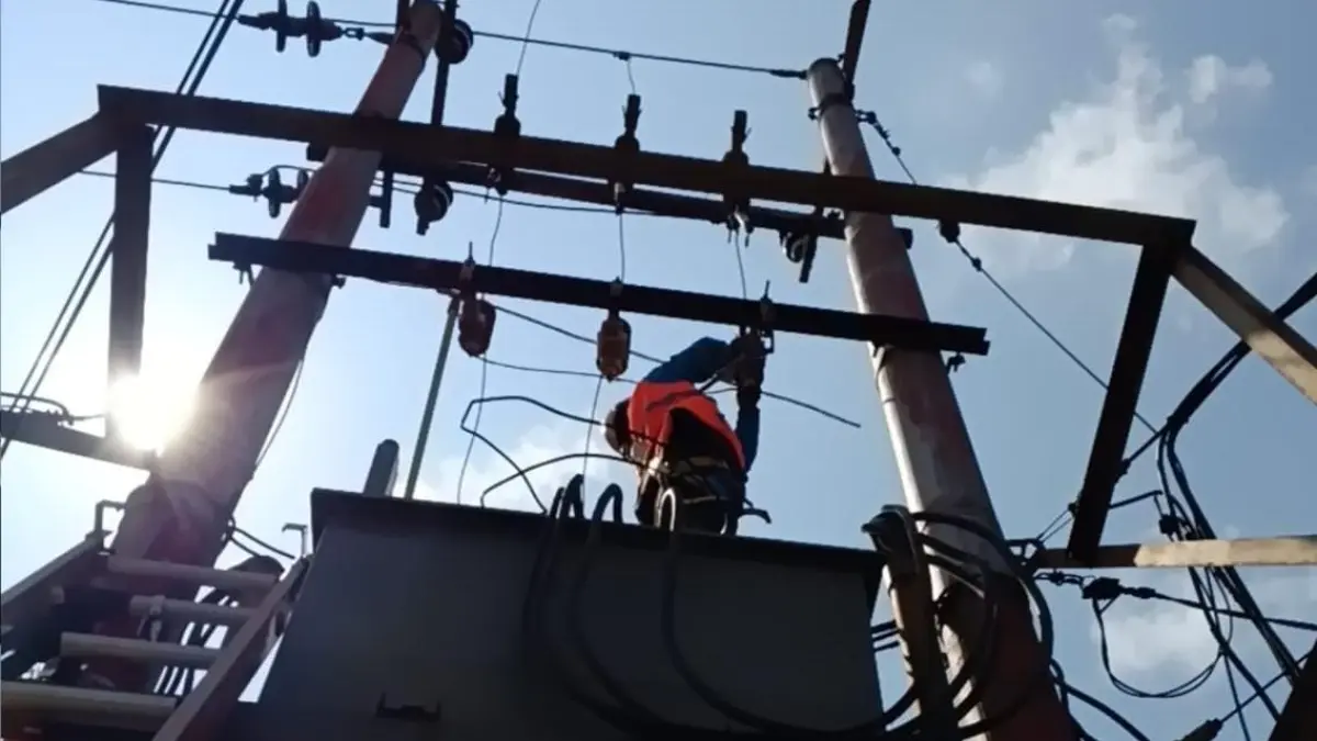 Petugas saat menangani listrik padam akibat seekor tupai kesetrum di atas trafo di Perumahan Lobam Mas Asri dan sekitarnya, Desa Teluk Sasah, Kecamatan Seri Kuala Lobam pada Rabu (1/7/2026) pagi. F.Suherman untuk Batam Pos