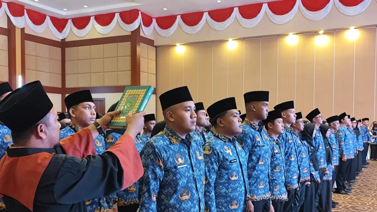 Puluhan CPNS Pemprov Kepri saat pengambilan sumpah menjadi PNS di Aula Gubernur Kepri, Kota Tanjungpinang, Rabu (1/7). F. Mohamad Ismail/Batam Pos