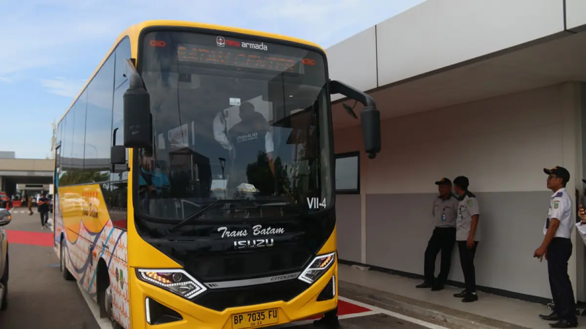 Bus Trans Batam melayani penumpang di salah satu koridor menuju Bandara Internasional Hang Nadim, Batam. Ombudsman RI Perwakilan Kepulauan Riau mengapresiasi pembukaan rute baru tersebut sekaligus mendorong peningkatan frekuensi layanan, kualitas halte, dan fasilitas yang ramah bagi seluruh pengguna.   F. Cecep Mulyana / Batam Pos