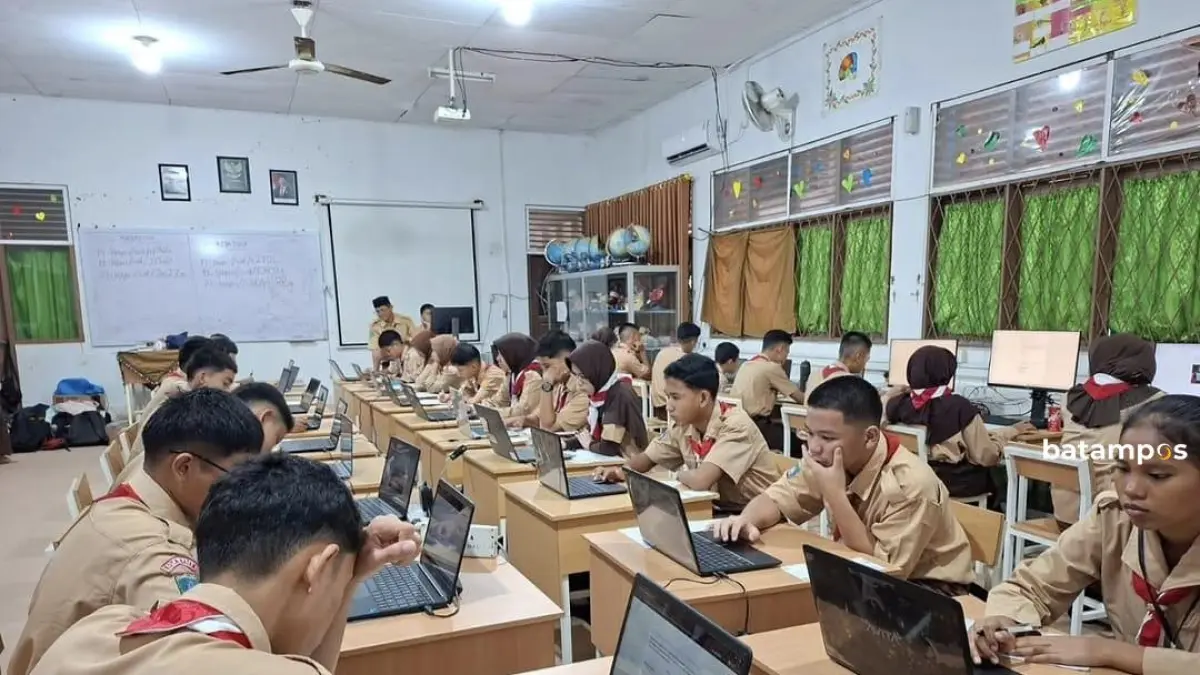 Sejumlah siswa SMP Negeri 12 Batam memanfaatkan 15 unit Chromebook bantuan dari pemerintah untuk mengerjakan tugas di sekolah. Chromebook tersebut masih berfungsi dengan baik hingga saat ini. Foto: Azis Maulana/Batam Pos