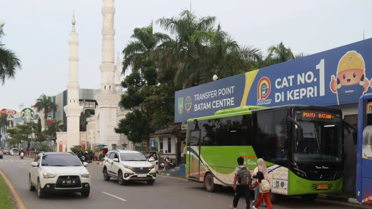 us Trans Batam melayani penumpang di salah satu koridor di Kota Batam. Dishub Batam berencana menggandeng perusahaan melalui program CSR untuk mempercepat pembangunan halte yang masih kurang lebih dari 100 unit.    F. Cecep Mul / Batam Pos