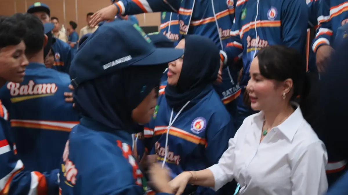 Wakil Walikota Batam Li Claudia Chandra melepas kontingen Batam dikantor Pemko Batam, Selasa (30/6). Kontingen Batam akan mengikuti Pelan Olahraga Pelajaran Daerah di Kabupaten Karimun. F Cecep Mulyana/Batam Pos