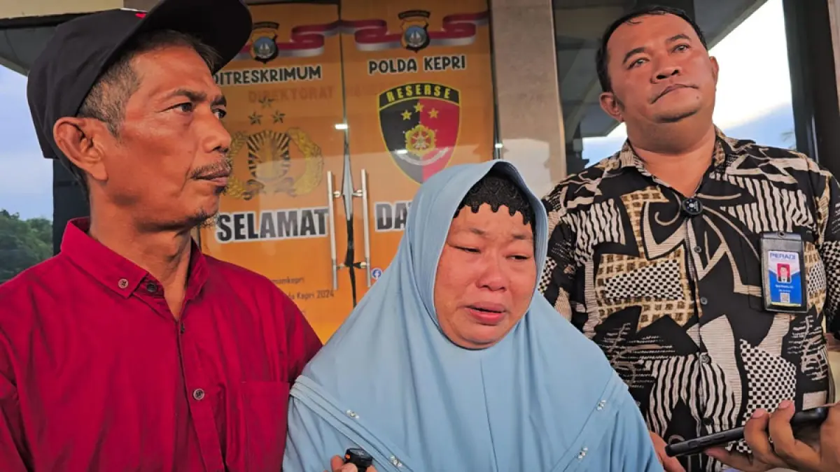 Siti Madinatul Munawarah (tengah) didampingi kuasa hukumnya memberikan keterangan kepada awak media usai menjalani pemeriksaan di Direktorat Reserse Kriminal Umum (Ditreskrimum) Polda Kepulauan Riau, Batam, Kamis (2/7). Siti bersama tiga anggota keluarganya diperiksa sebagai saksi dalam penyelidikan dugaan penyerobotan dan perusakan lahan di Desa Penarah, Kecamatan Belat, Kabupaten Karimun. F. Yashinta / Batam Pos