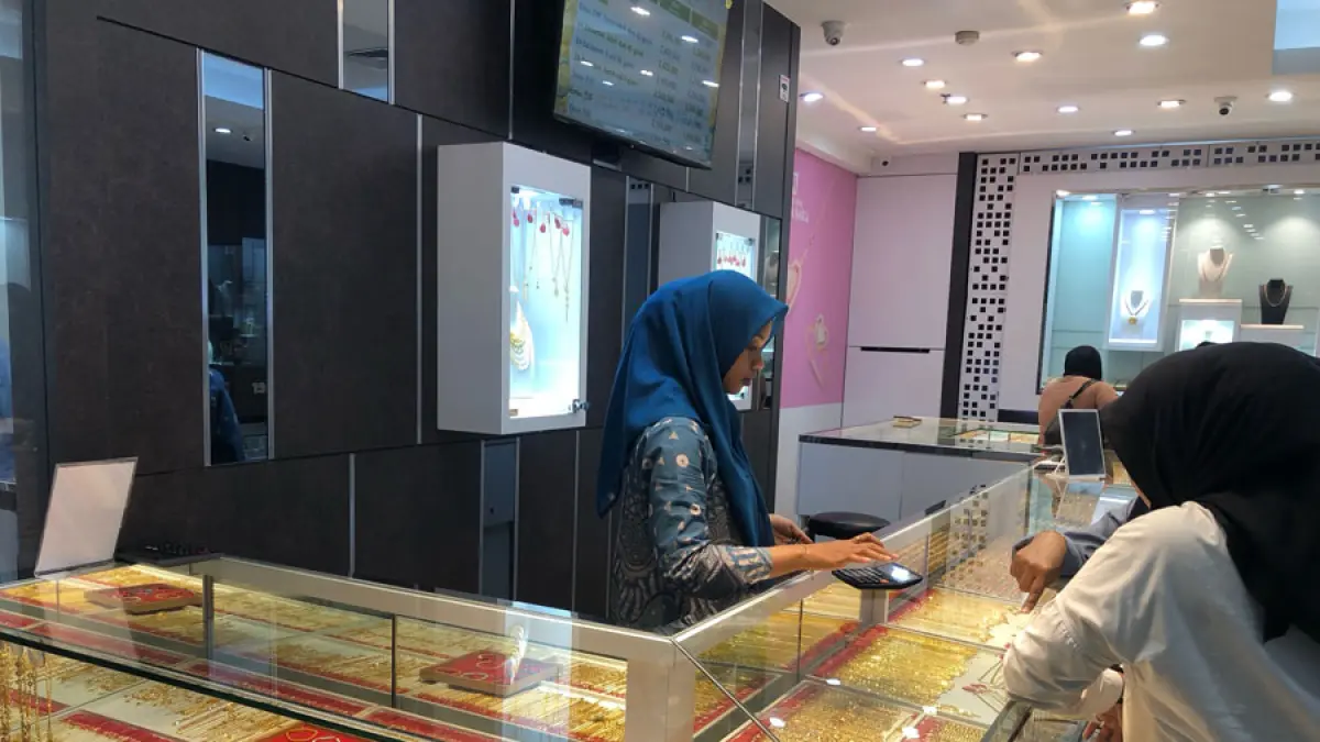 Emas menjadi barang simpanan yang jadi andalan kala anak harus sekolah. F. Azis Maulana / Batam Pos
