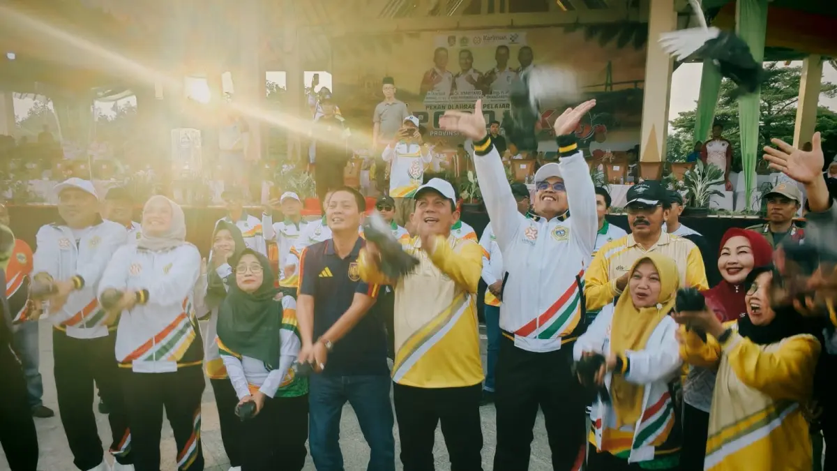 Gubernur Kepri, Ansar Ahmad bersama kepala daerah dan wakil kepala daerah melepaskan burung merpati sebagai tanda dimulainya Popda X Provinsi Kepri 2026. F Sandi Pramosinto/Batam Pos