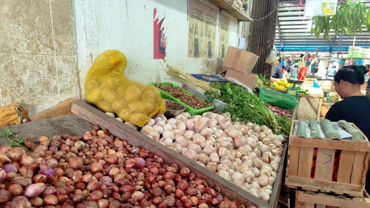 Harga bawang luar negeri yang didatangkan ke Tanjungpinang mengalami kenaikan. F. Mohamad Ismail/Batam Pos