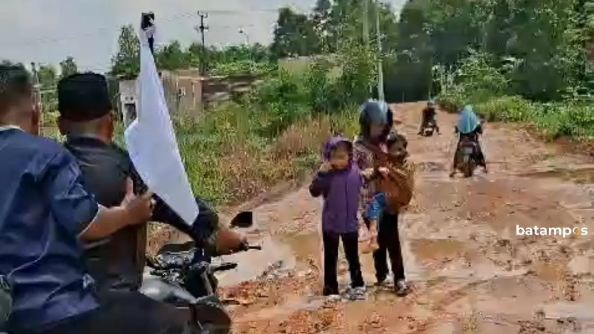 Jalan masuk perumahan Gesya di Tanjung Piayu becek dan berlumpur. F.Viko untuk Batam Pos