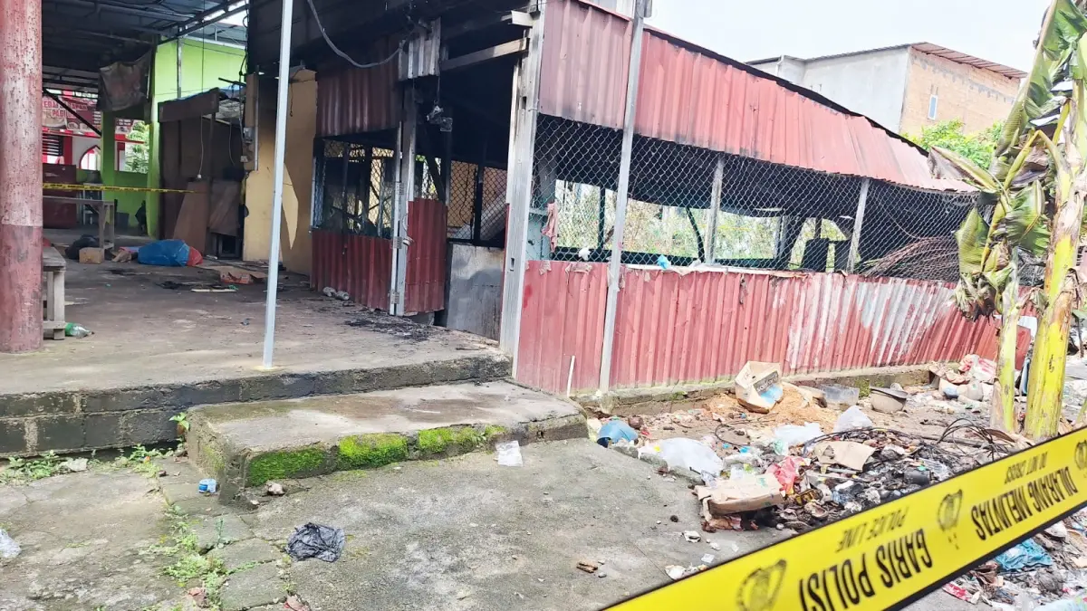 Kondisi dapur warung warga Jalan Ganet setelah terbakar pada Kamis (2/7). F. Mohamad Ismail/Batam Pos