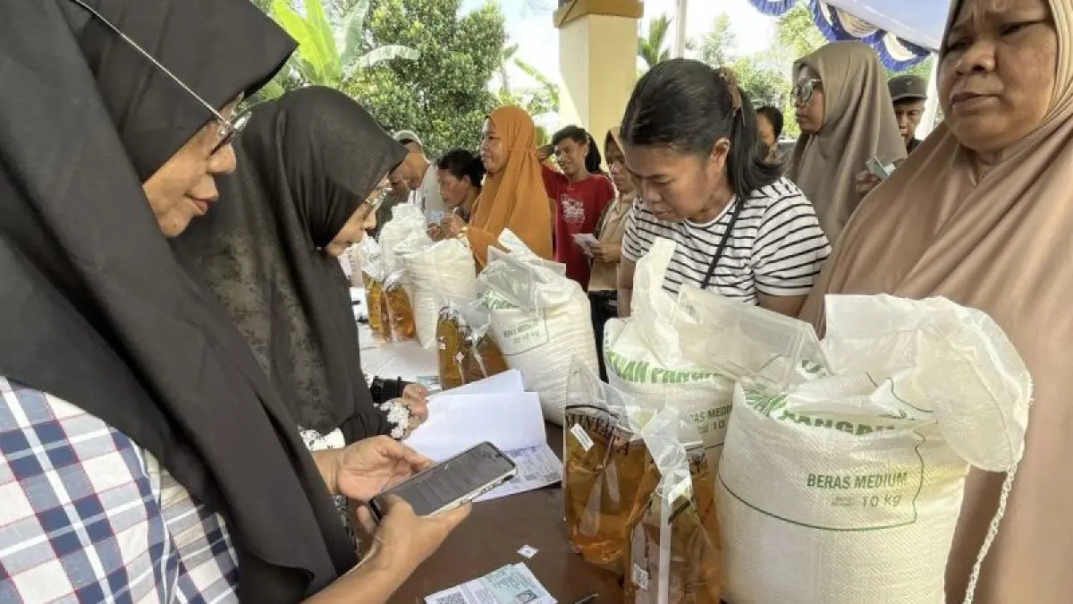  Penyaluran bantuan pangan beras dan MinyaKita di Batam, Kepri. F. Bulog Batam
