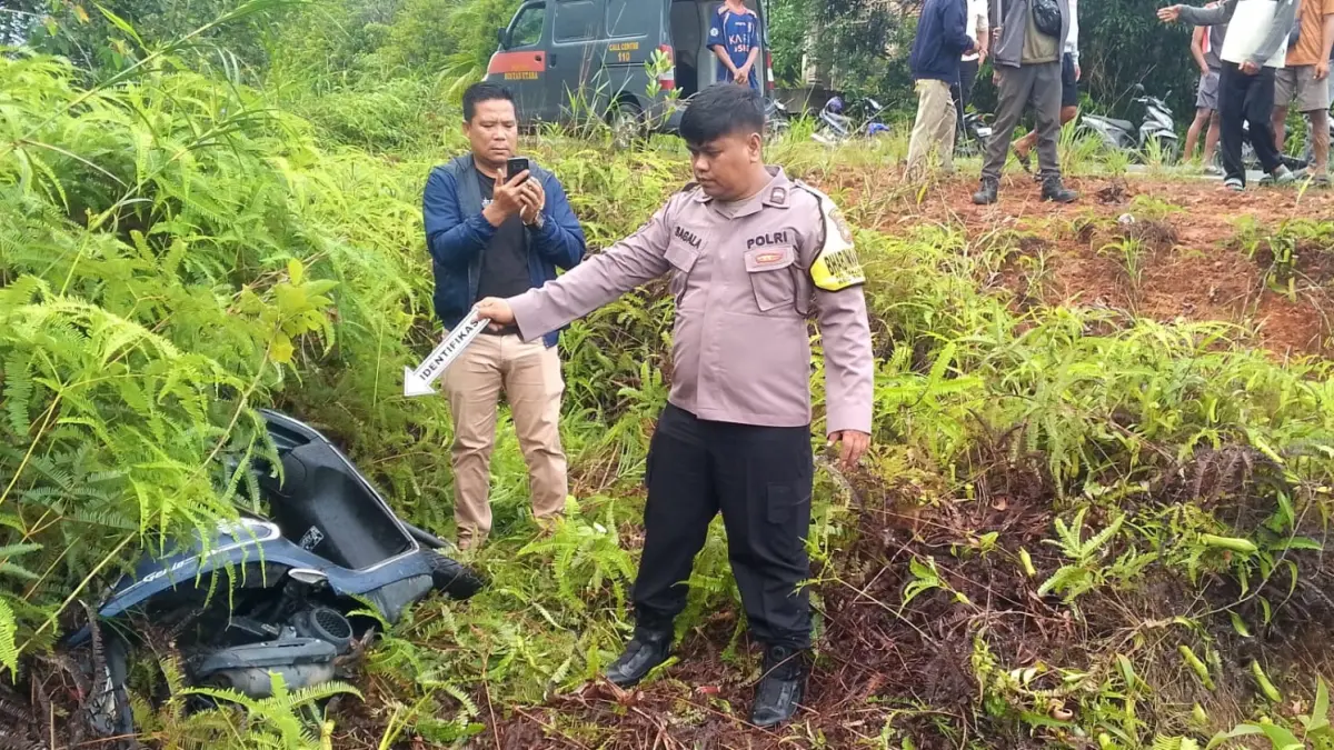 Polisi melakukan olah TKP kasus penganiayaan yang dialami karyawati Resto Four Point By Sheraton di jalan Kemalai, Desa Ekang Anculai, Kecamatan Teluk Sebong. F. Wisuda untuk Batam Pos