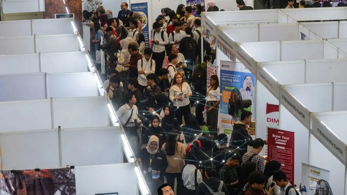  Sejumlah pencari kerja mencari informasi lowongan pekerjaan saat pameran bursa kerja (Job Fair) 2026 di Metropolitan Town Square, Kota Tangerang, Banten, Kamis (25/6/2026). ANTARA FOTO/Putra M. Akbar/YU
