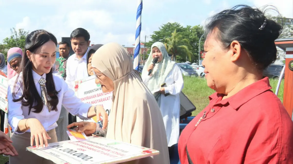 Seorang lanjut usia menerima pelayanan di Batam. Pemko Batam memprioritaskan pemberian bantuan sosial bagi lansia kurang mampu yang memenuhi persyaratan dan tidak menerima bantuan sosial dari pemerintah pusat.  F. Cecep Mulyana / Batam Pos