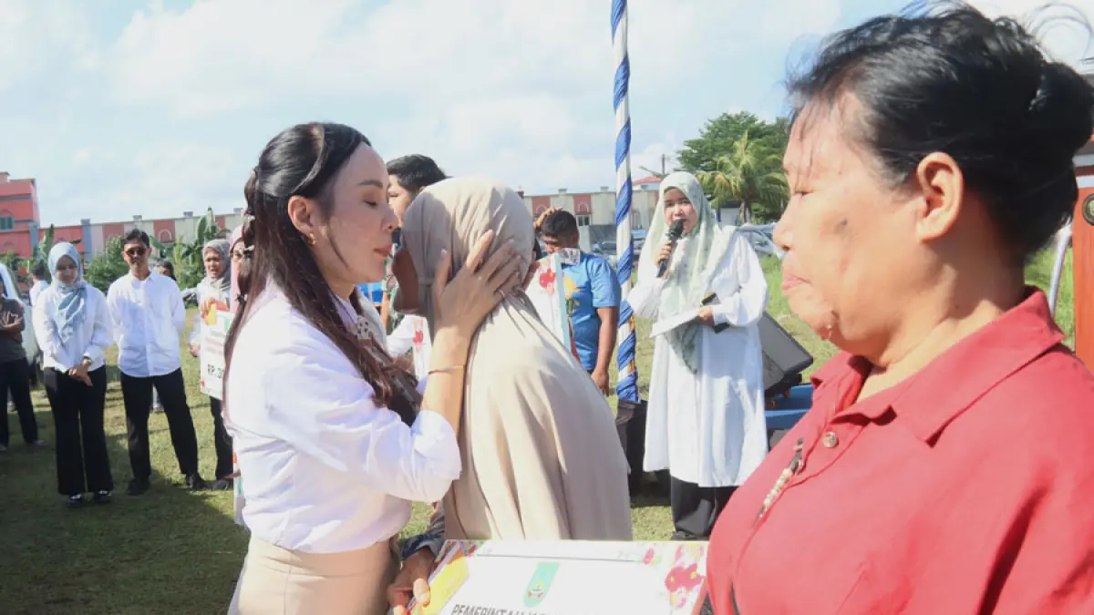 Wakil Walikota Batam Li Claudia Chandra memberikan bantuan sosial bagi  warga Lanjut Usia secara simbolis di lapangan Legenda Malaka kecamatan Batam Kota beberapa waktu lalu. F Cecep Mulyana/Batam Pos