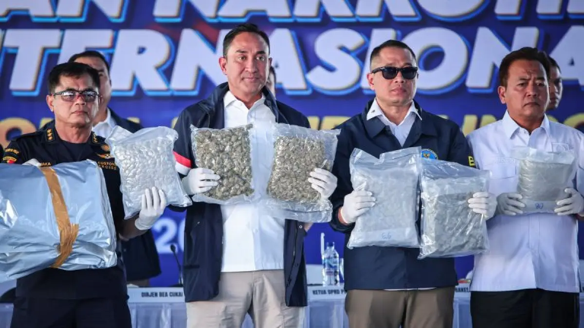 Kepala BNN Komjen Pol Suyudi Ario Seto (kedua kiri) bersama Dirjen Bea Cukai Djaka Budhi Utama (kiri), Kepala BNNP Jatim Brigjen Pol Budi Mulyanto (kedua kanan), dan Wakil Ketua Komisi A DPRD Jatim Budiono (kanan) menunjukkan barang bukti saat pers rilis terkait penyelundupan kuncup bunga cannabinoid (cannabis buds)  di kawasan pergudangan Prambanan Bizland, Gresik, Jawa Timur, Kamis (2/7/2026). BNN bersama Bea Cukai dan kepolisian berhasil menggagalkan upaya penyelundupan narkotika asal Thailand sebanyak 3,37 ton cannabis buds serta mengamankan 12 orang terduga pelaku. ANTARA FOTO/Rizal Hanafi/wsj.


