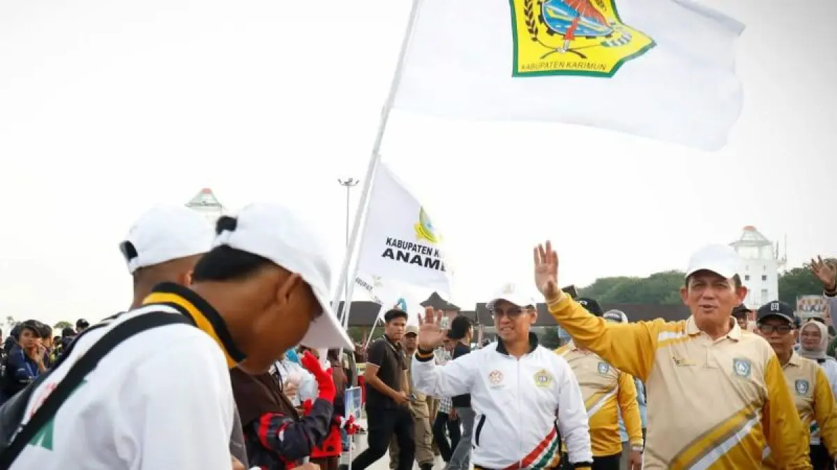  Gubernur Kepri Ansar Ahmad menyapa para atlet pada pembukaan Pekan Olahraga Pelajar Daerah (POPDA) Provinsi Kepri 2026 di Coastal Area, Tanjung Balai Karimun, Kamis (2/7/2026). ANTARA/Ogen
